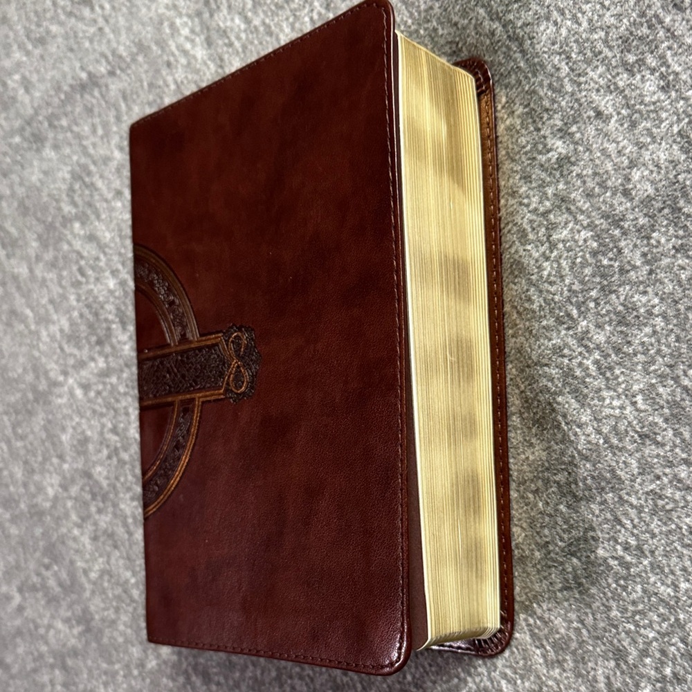 NLT Compact Giant Print Bible Leather Like Embossed Design - Picture 4 of 5